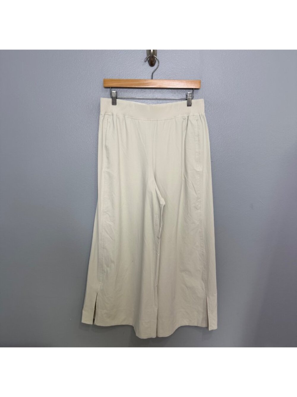 LULULEMON stretch woven ruffle-waist wide leg cropped pants in light ivory size